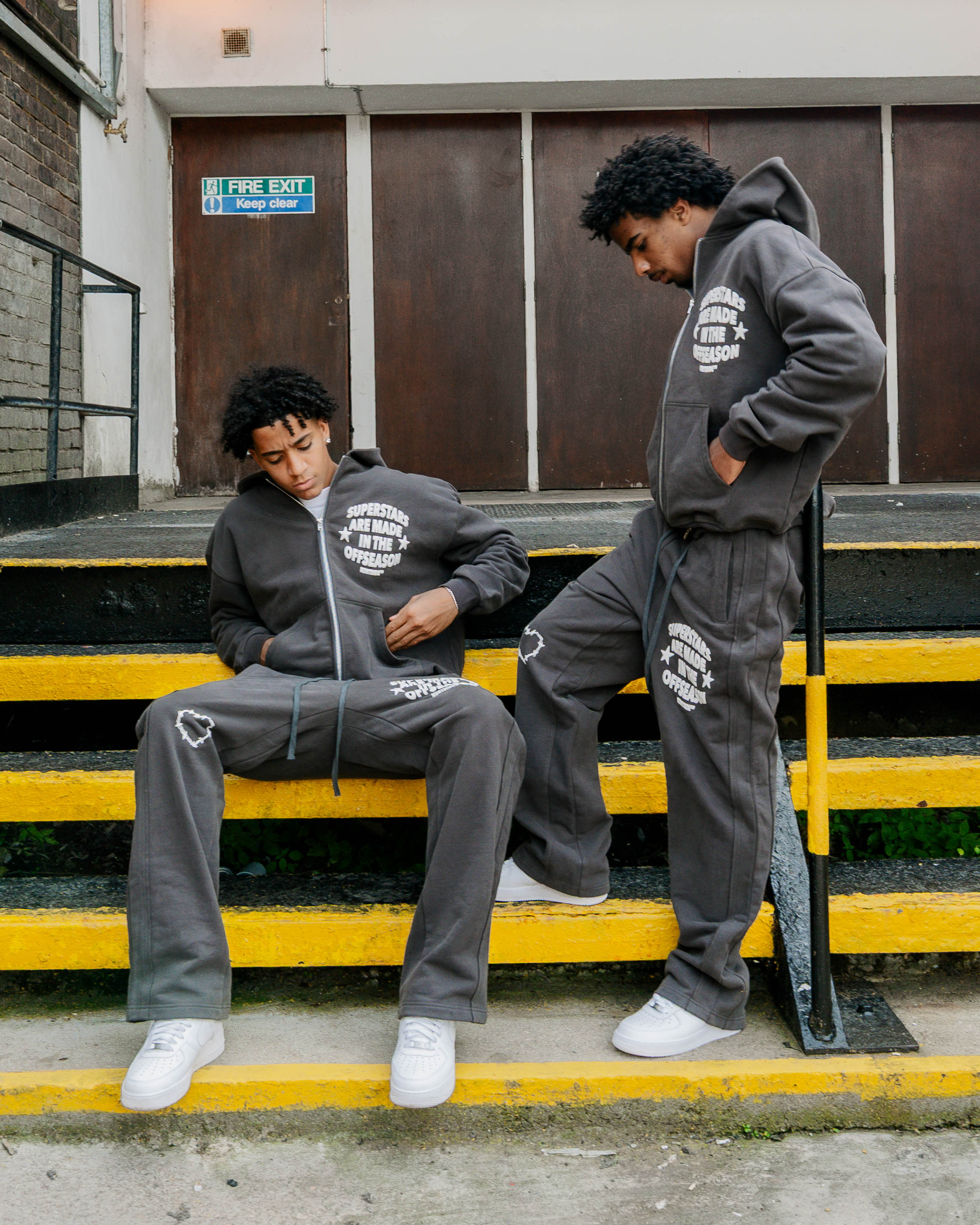 Model view of kortsiide Superstar Straight Leg Charcoal Grey Sweatpants