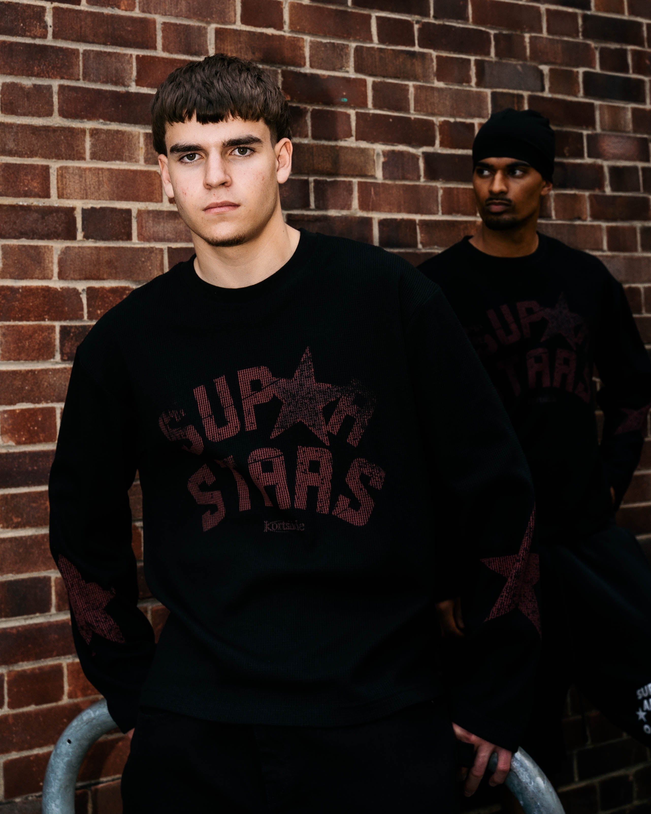 Model view of kortsiide Superstar Era Waffle L/S Black Sweatshirts