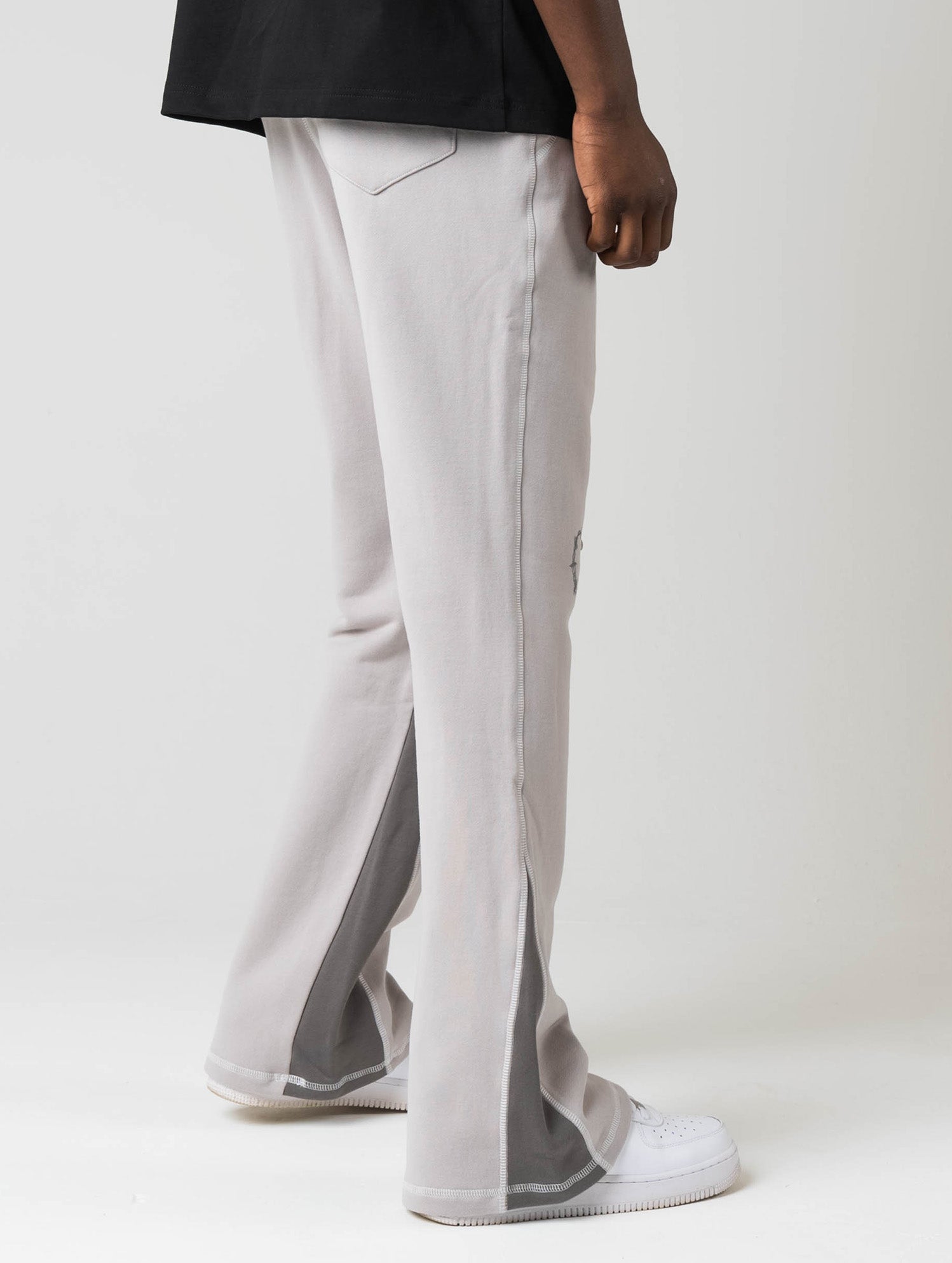 Model back view of kortsiide Superstar Stitched Flared Dusk Grey Sweatpants