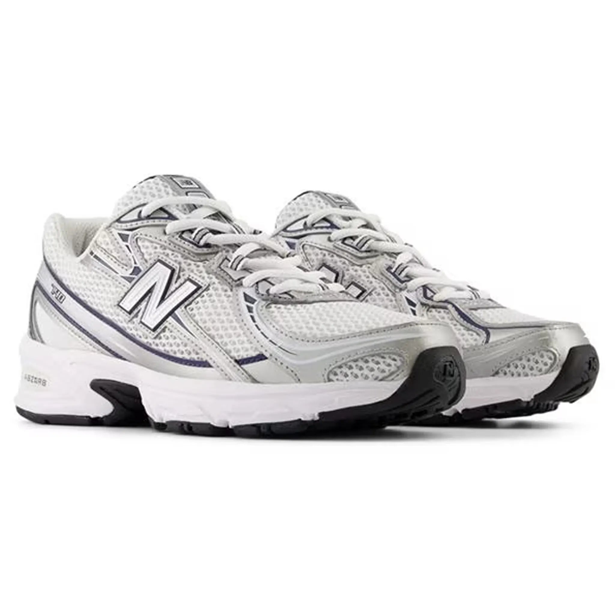 Front side view of New Balance 740 Trainers