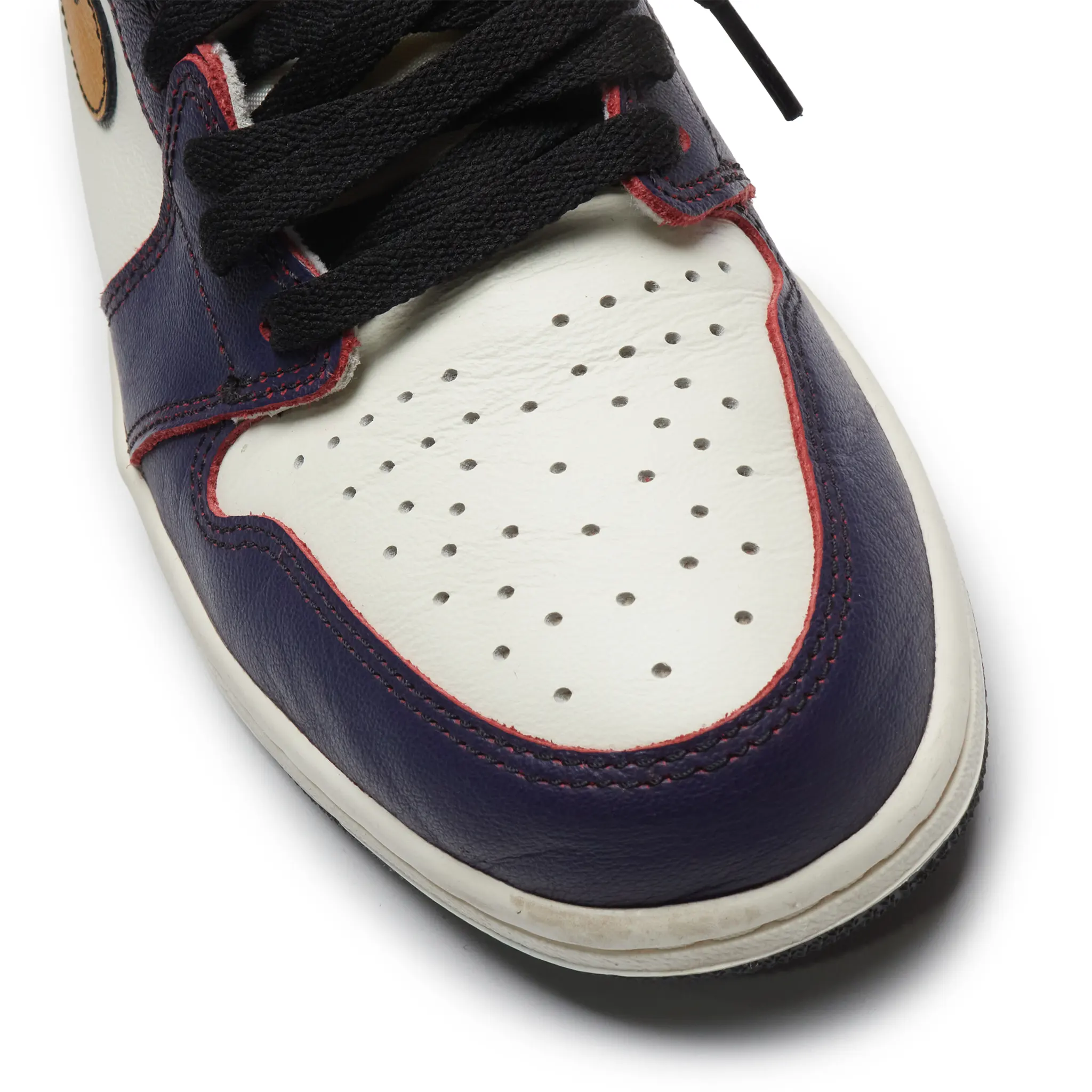 Toe view of Sole view of Preloved - Air Jordan 1 Retro High SB LA To Chicago