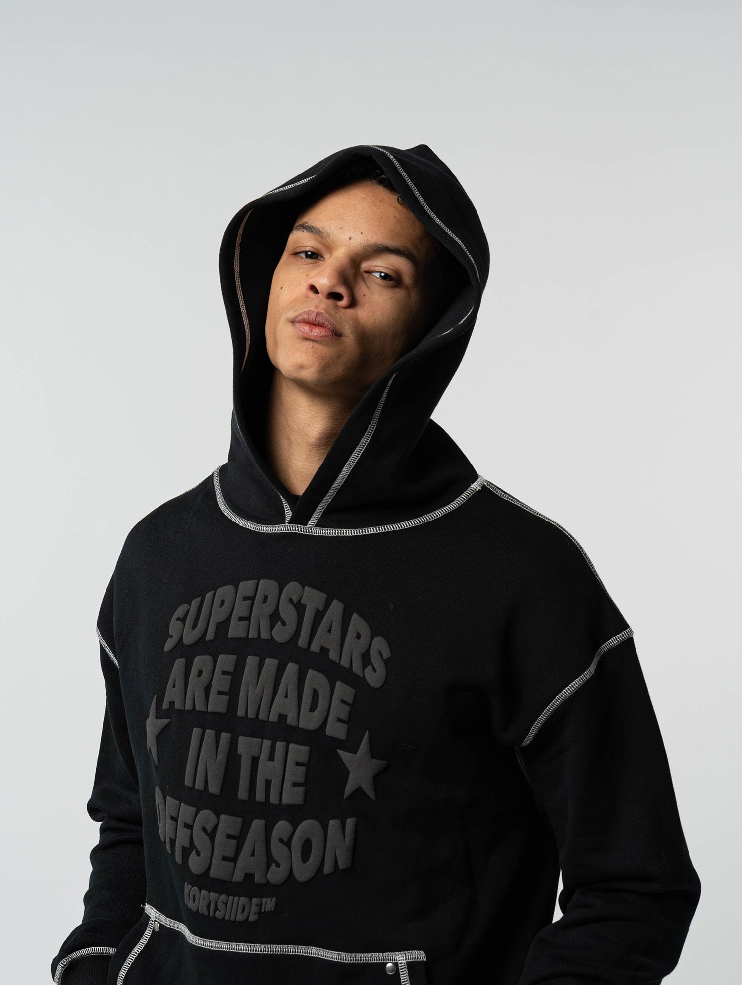 Model view of kortsiide Superstar Stitched Triple Black Hoodies