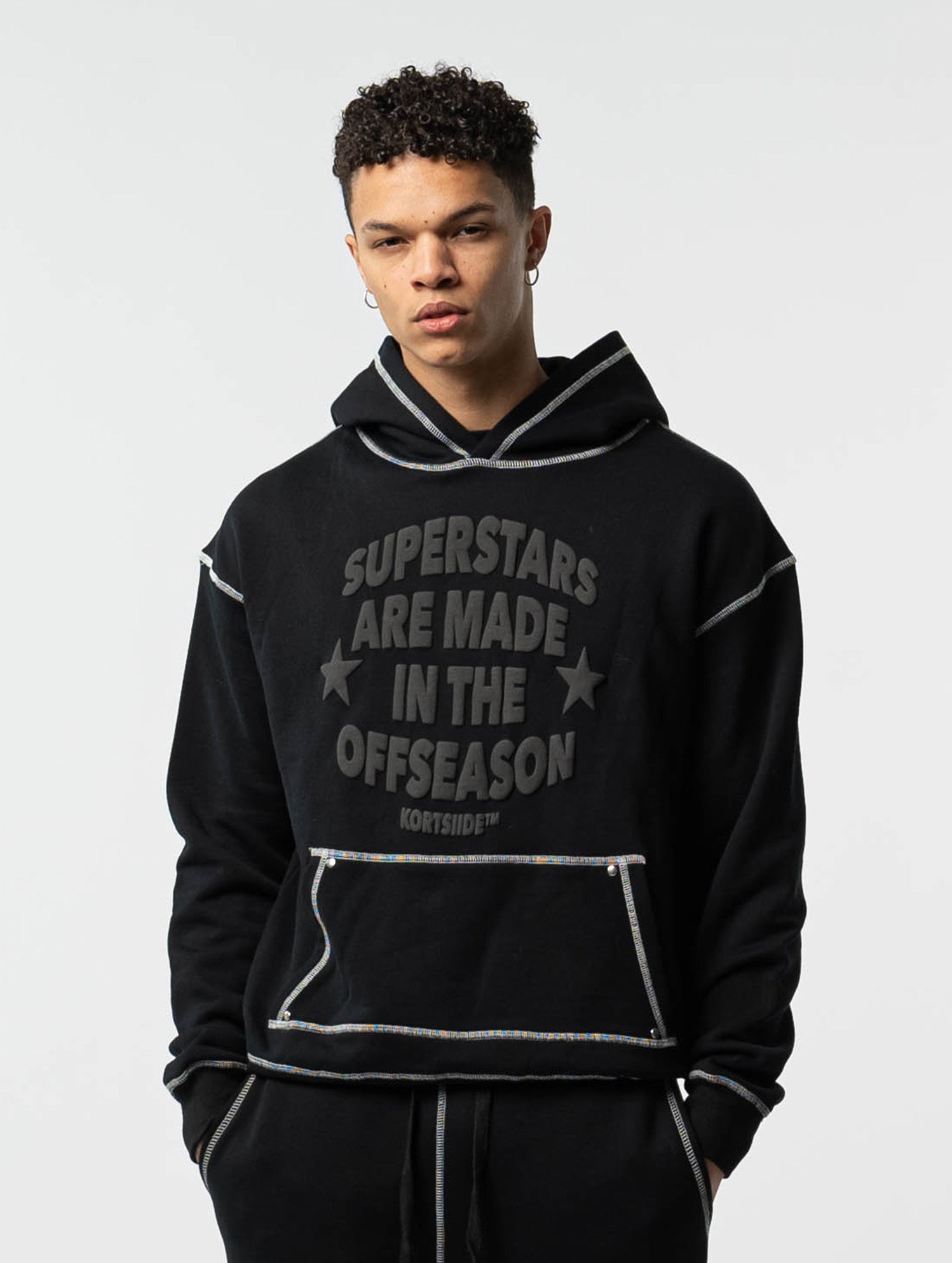 Model view of kortsiide Superstar Stitched Triple Black Hoodies