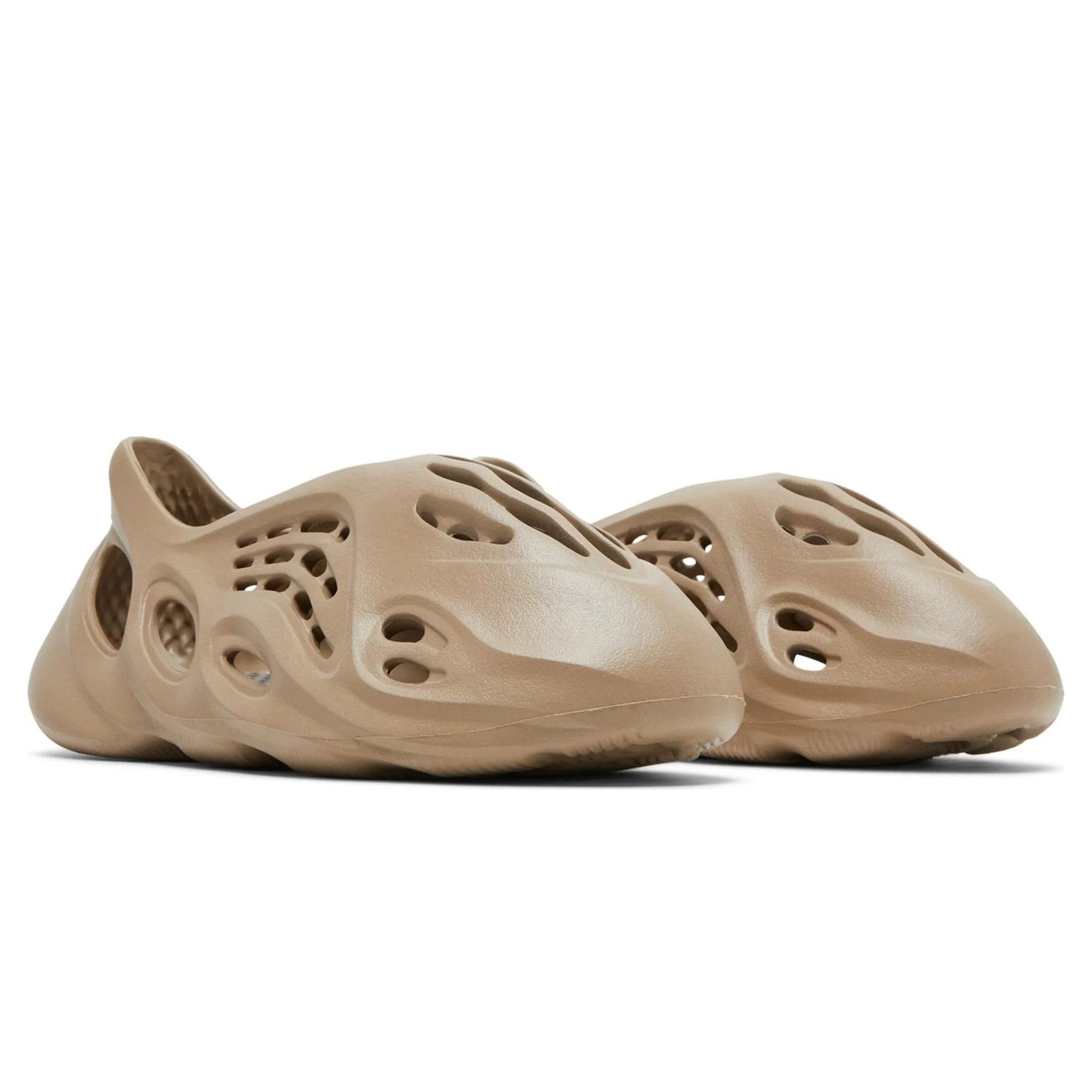 Front side view of Adidas Yeezy Foam RNNR Mist GV6674