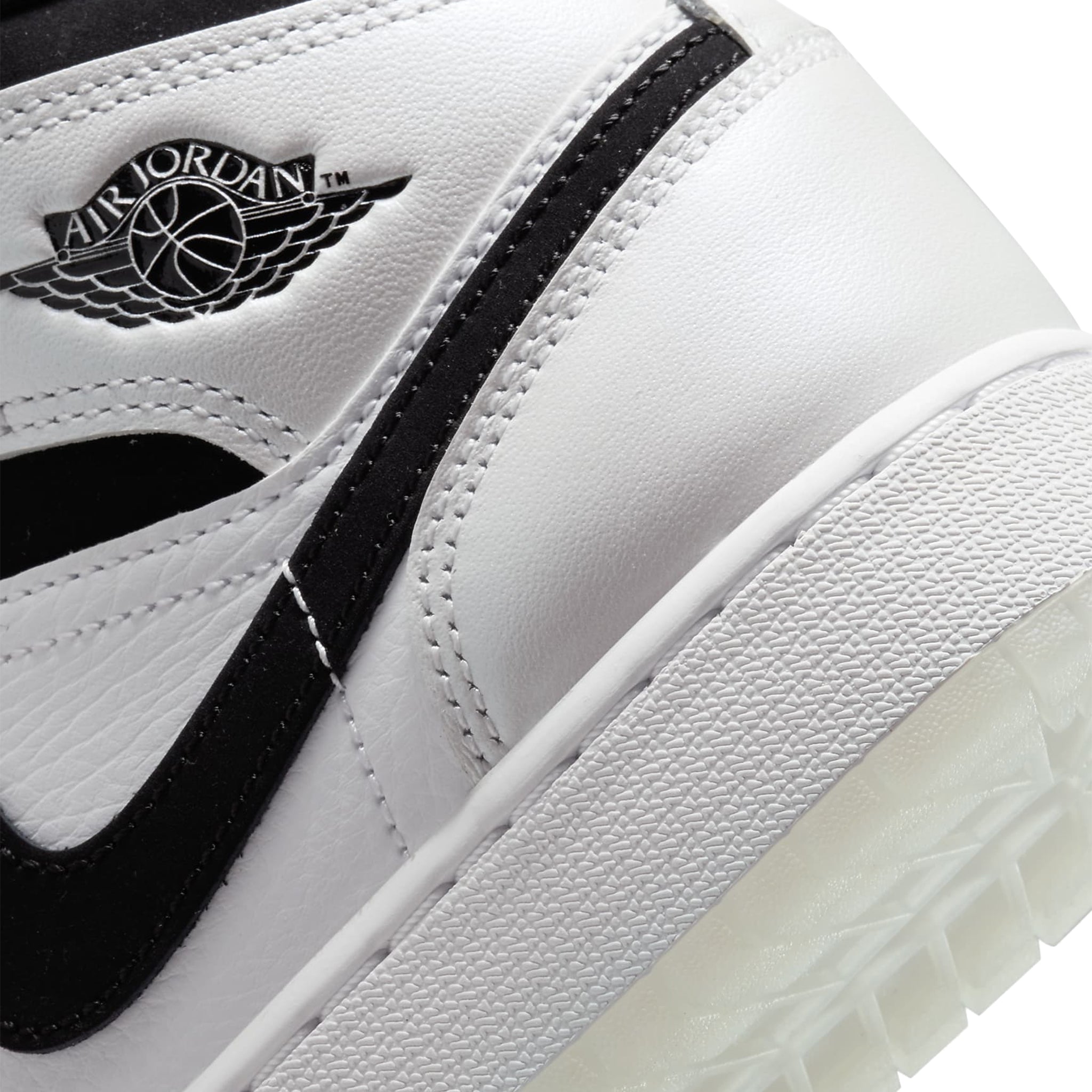 Logo view of Air Jordan 1 Mid Diamond Shorts (GS) DN4321-100