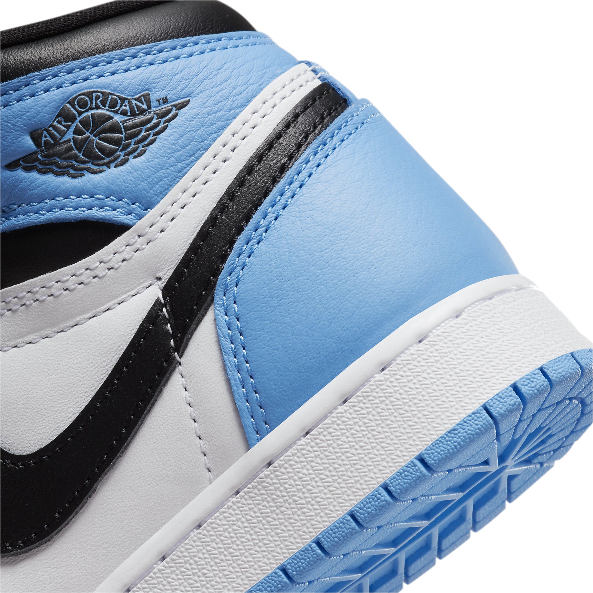 Heel view Air Jordan 1 Retro High OG UNC Toe (GS) of FD1437-400