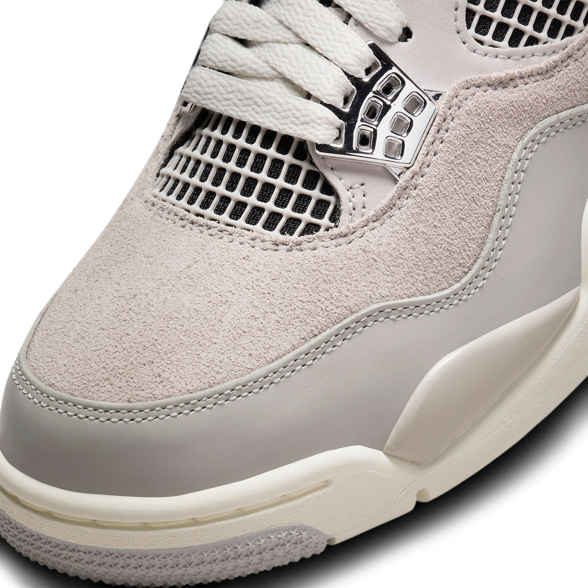 Toe box view of Air Jordan 4 Retro Frozen Moments (W) AQ9129-001