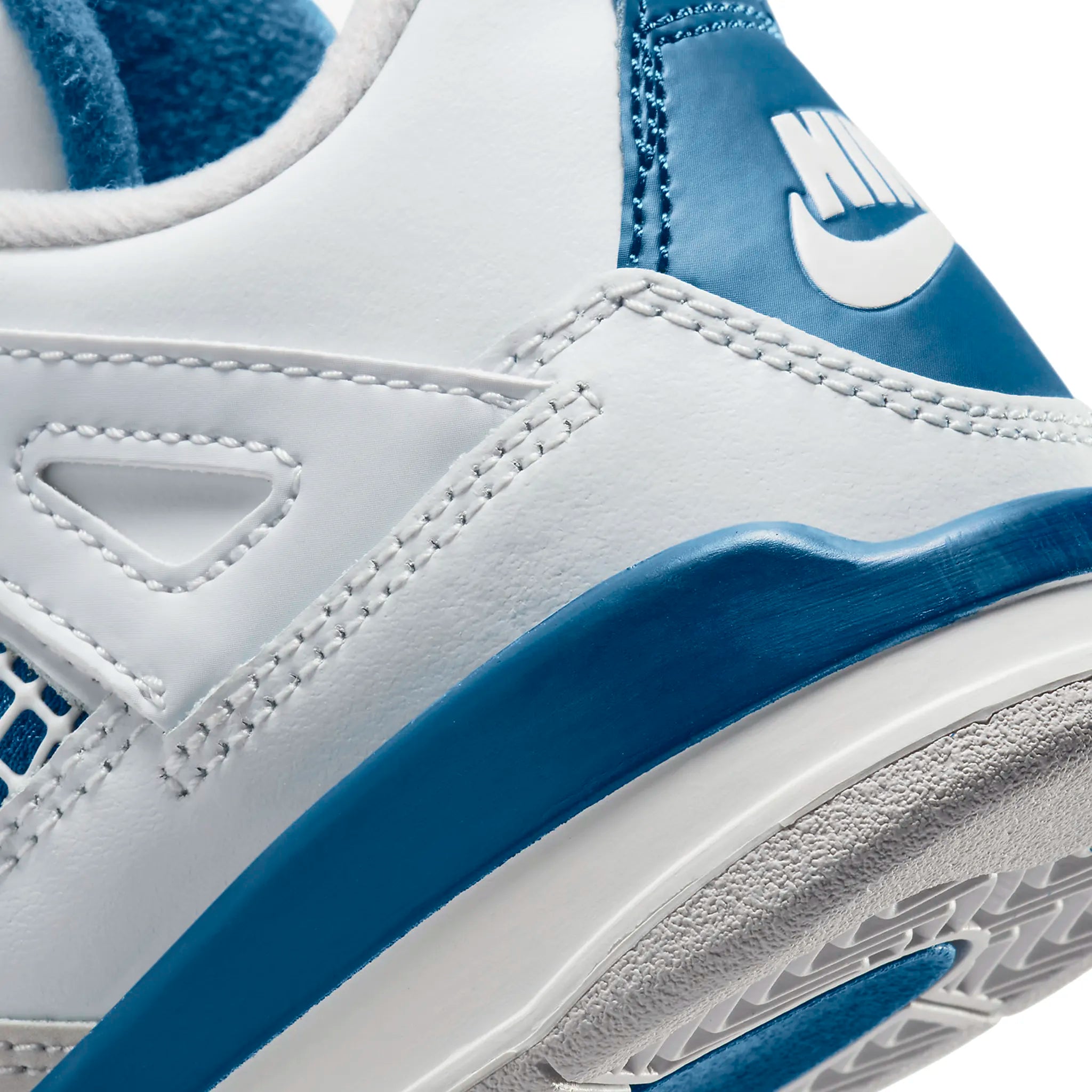 Detail view of Air Jordan 4 Retro Military Blue (PS) BQ7669-141