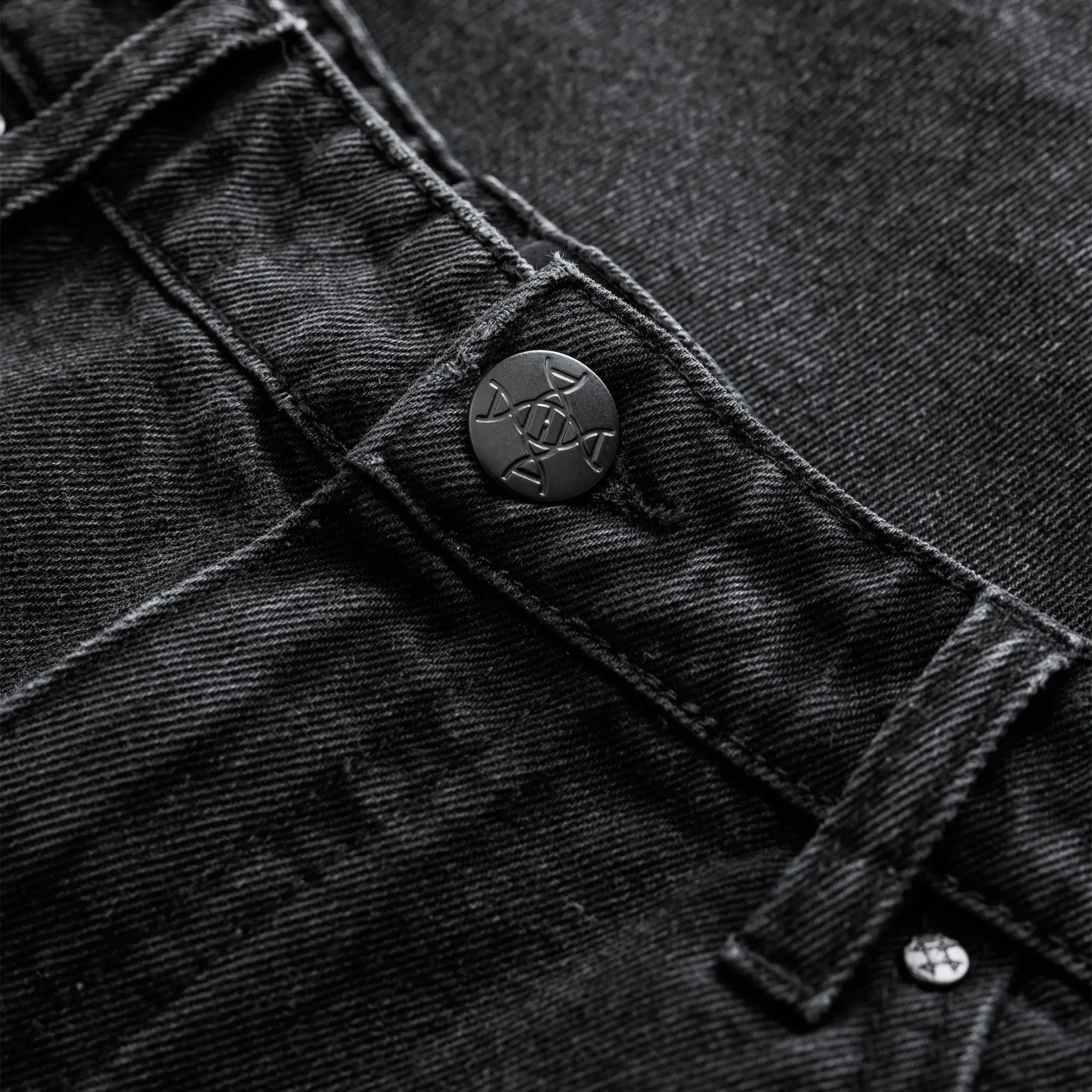 Detailed Front View of Bénir Clothing Cargo Carpenter Black Jeans CARPPOCK-CHAR