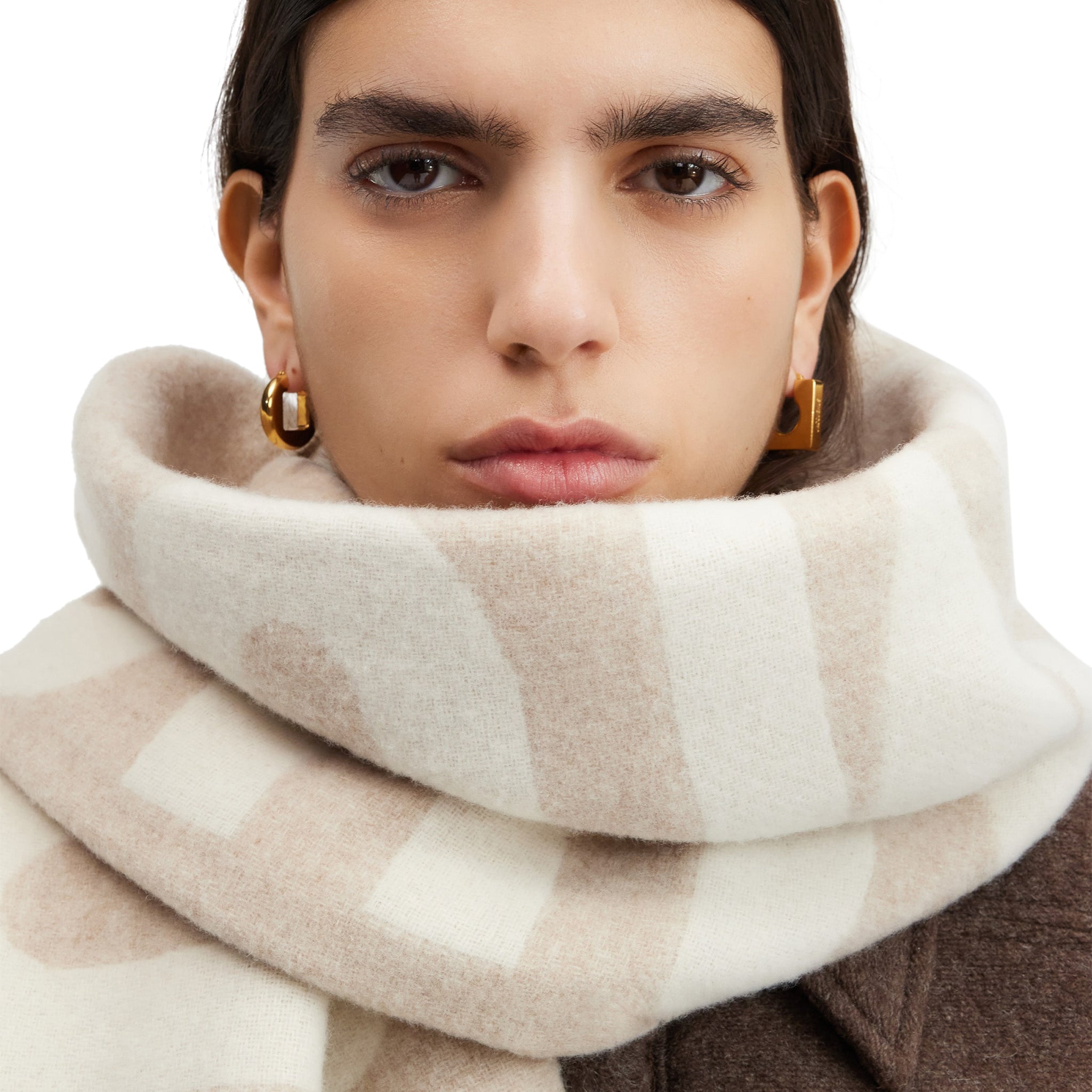 Model neck view of Jacquemus L'echarpe Multi-Beige Scarf 226AC435-5007-015