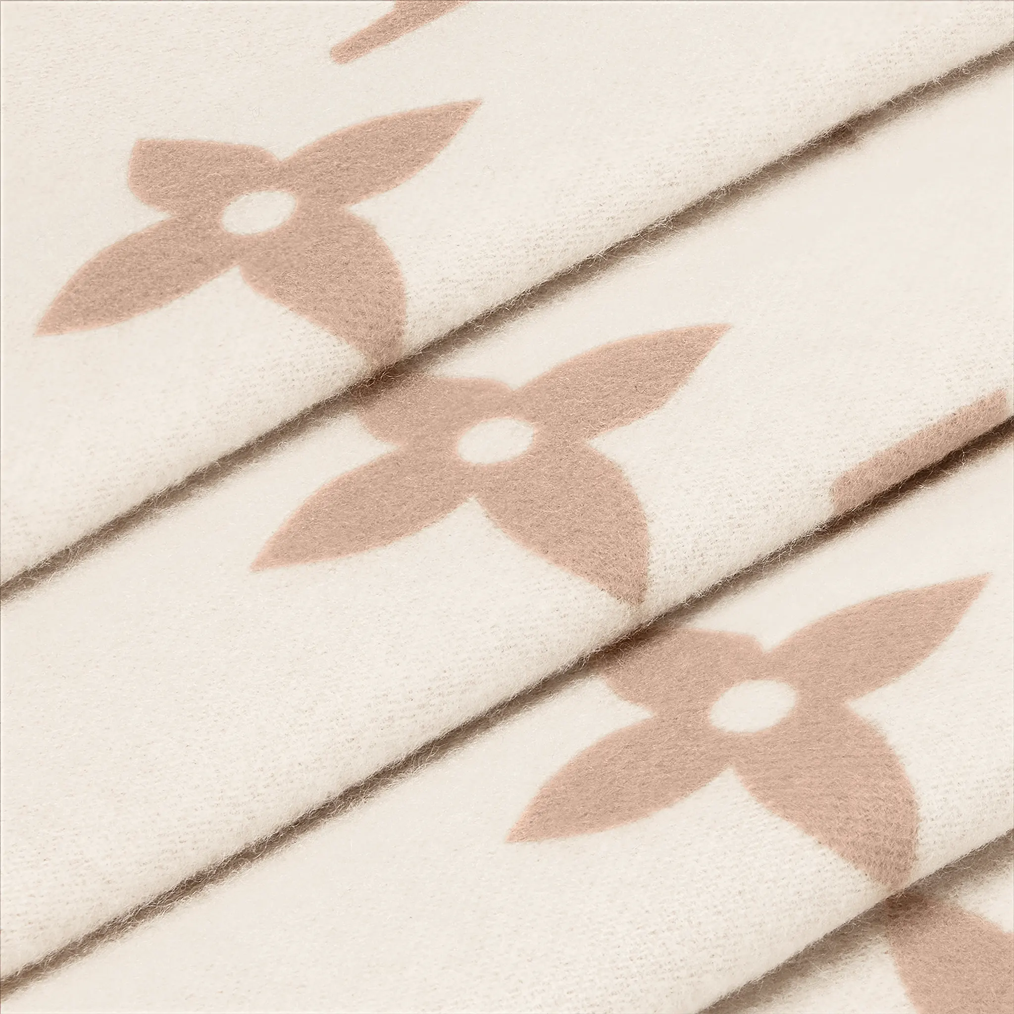 Detailed View of Louis Vuitton Reykjavik Beige Clair Scarf M78123