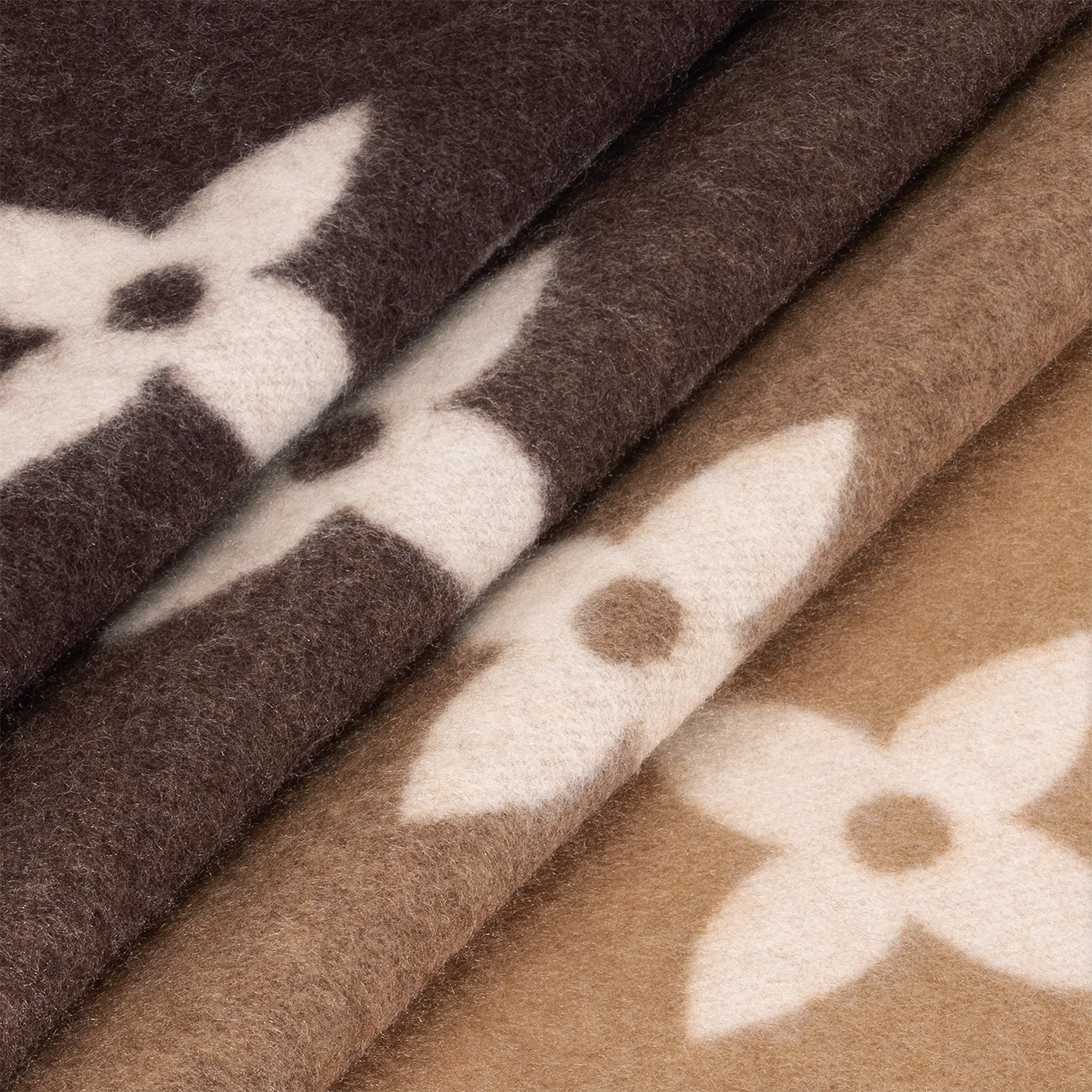 Detailed View of Louis Vuitton Reykjavik Gradient Beige Scarf M73675