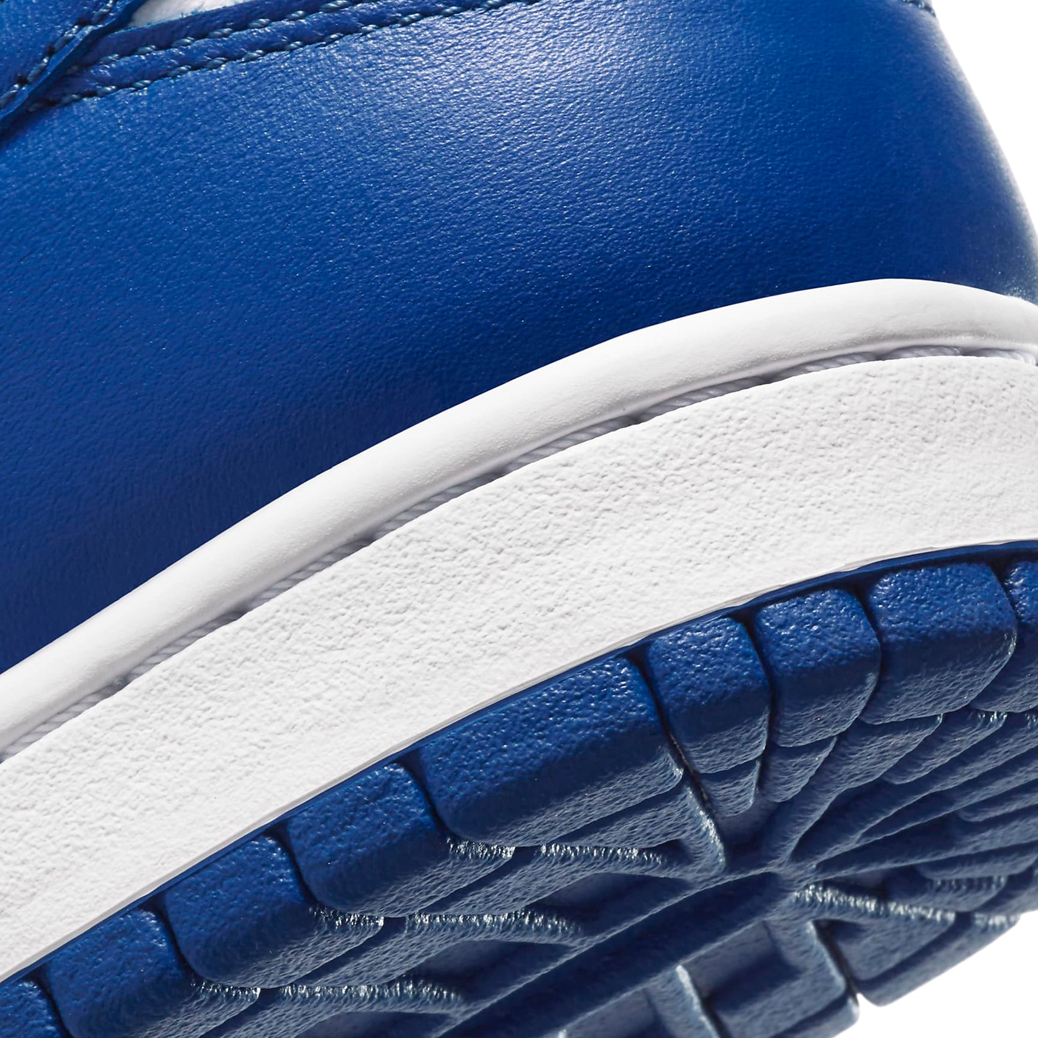Back view of Nike Dunk Low Kentucky (2020) CU1726-100