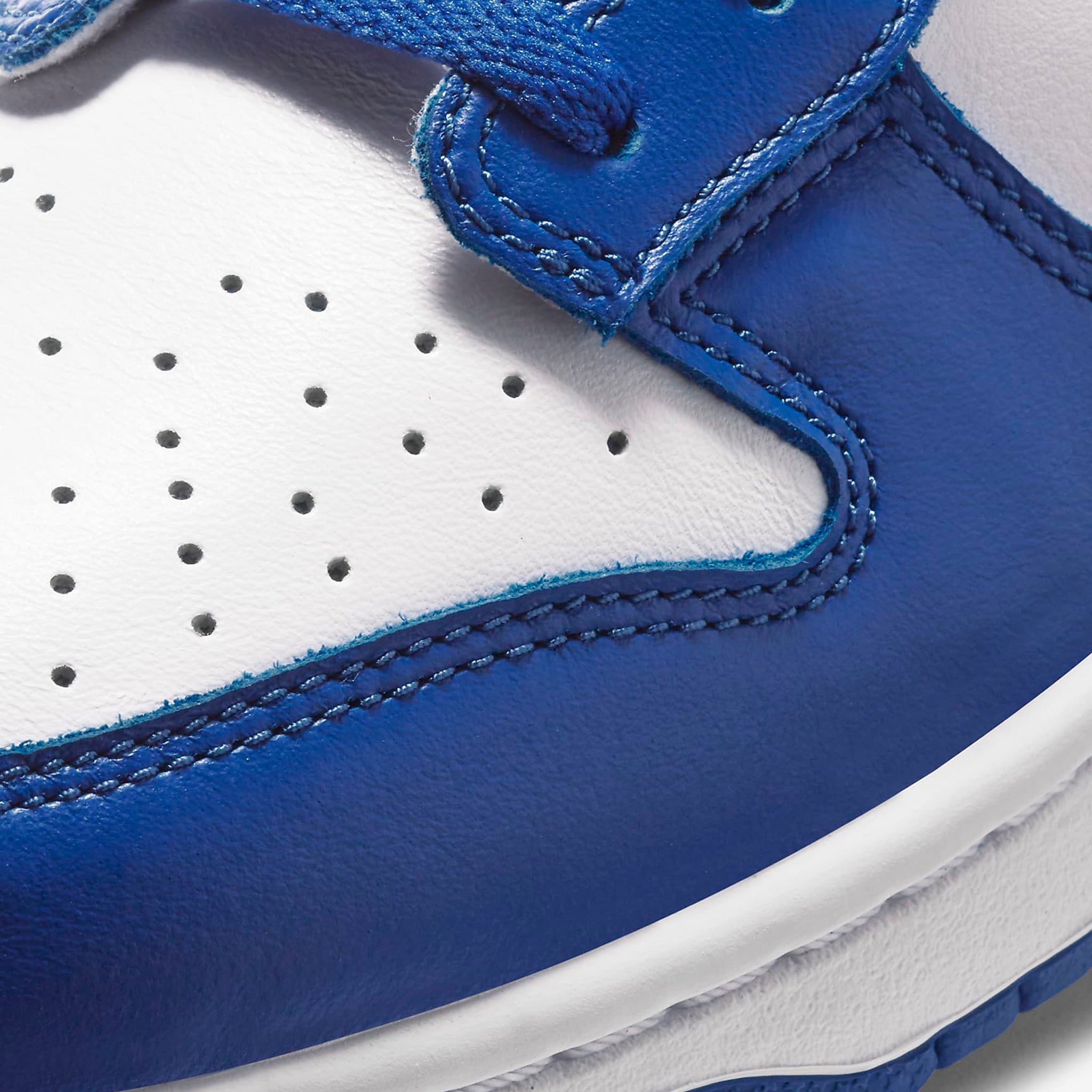 Toe box view of Nike Dunk Low Kentucky (2020) CU1726-100
