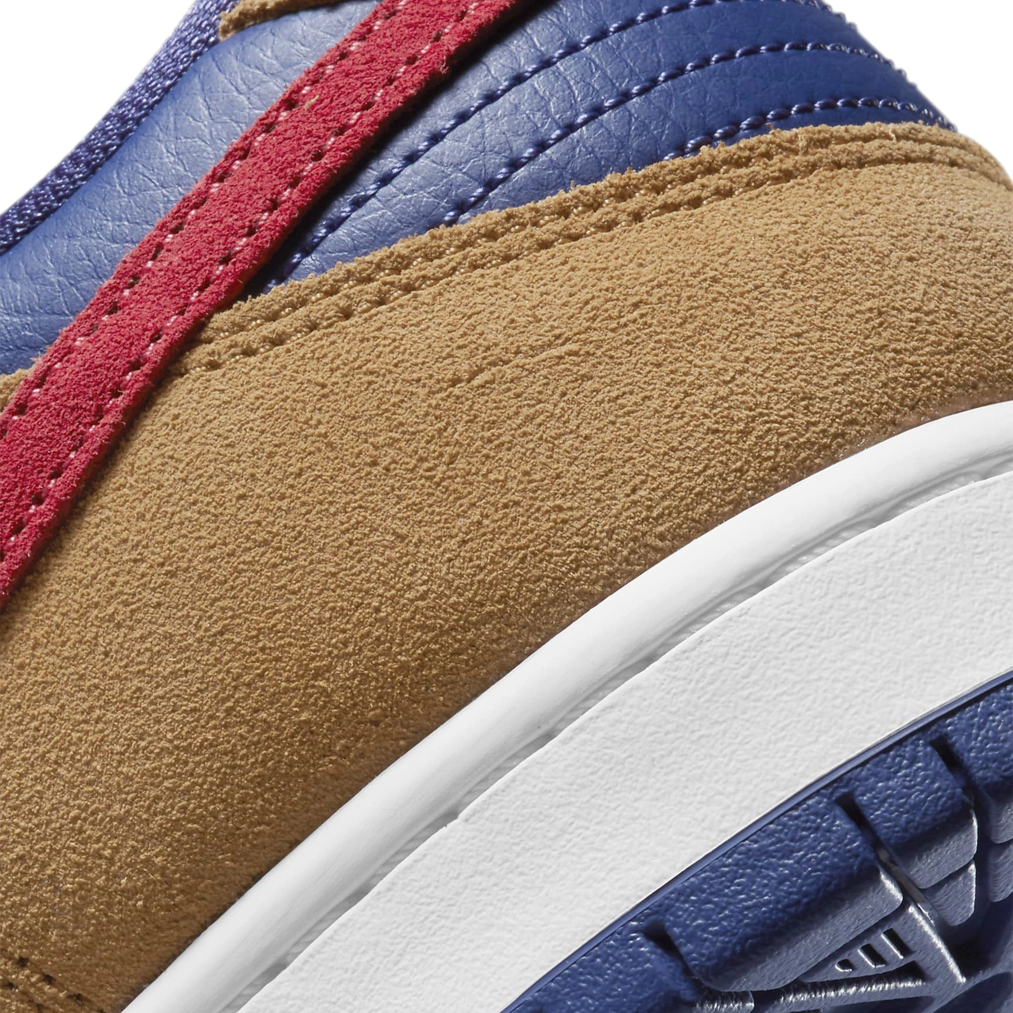 Heel view of Nike SB Dunk Low Reverse Papa Bear BQ6817-700