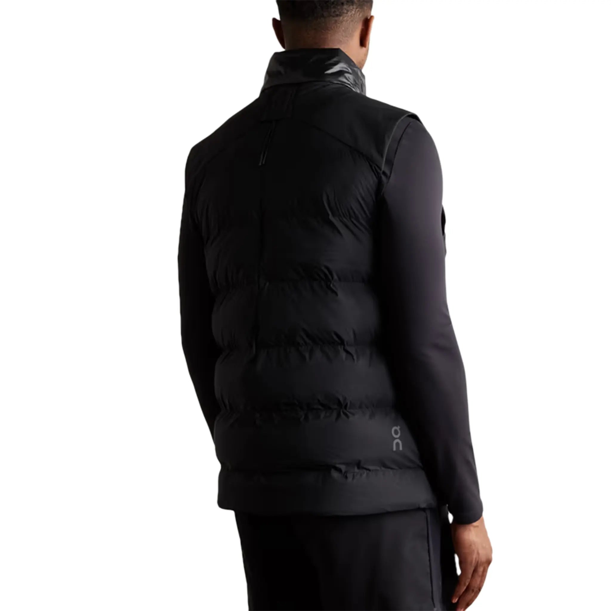Model Back view of On Running Challenger Black Vest 1MD30040553
