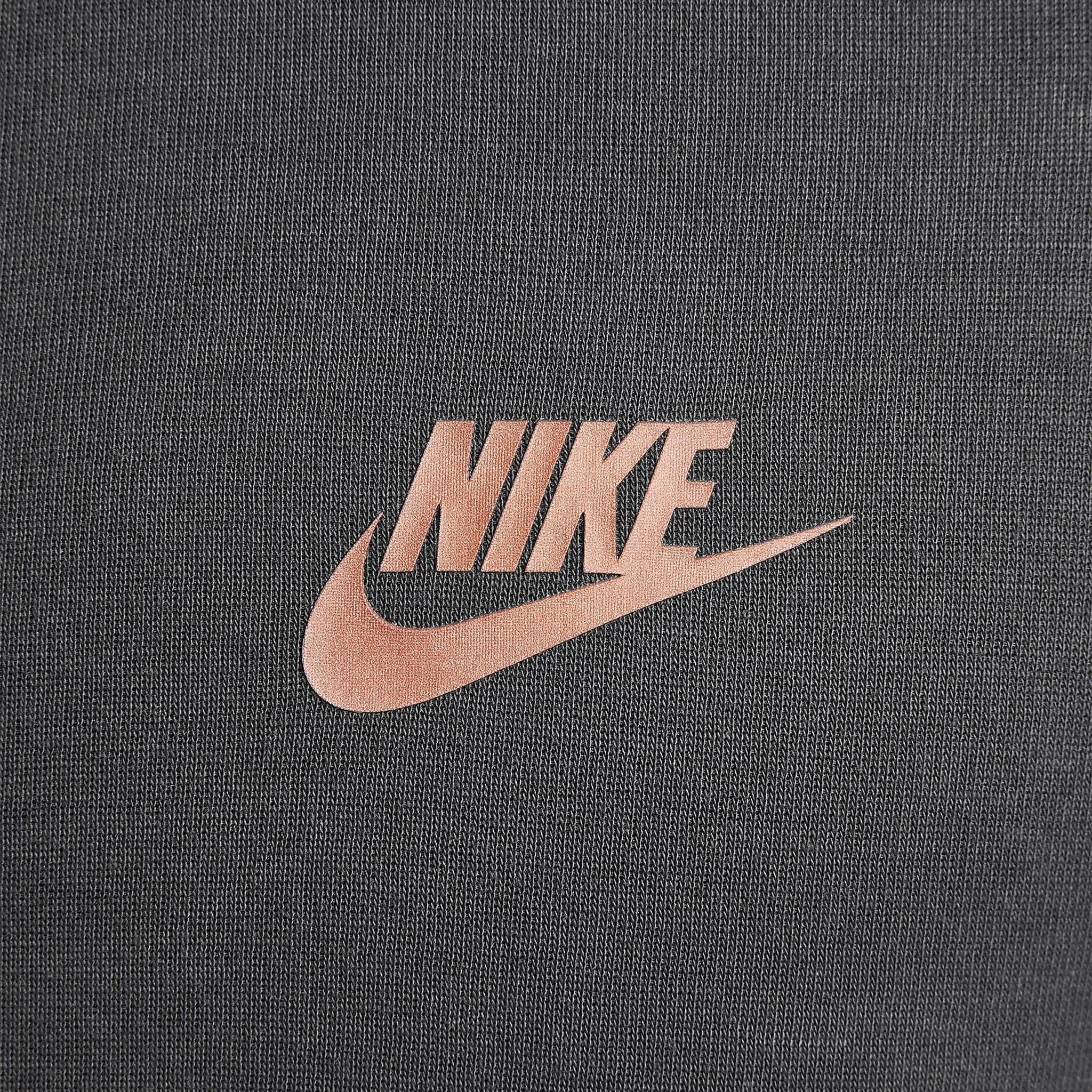 Logo view of Syna World x Nike Central Cee Tech Fleece Black Tracksuit HQ3748-010 | HQ3749-010