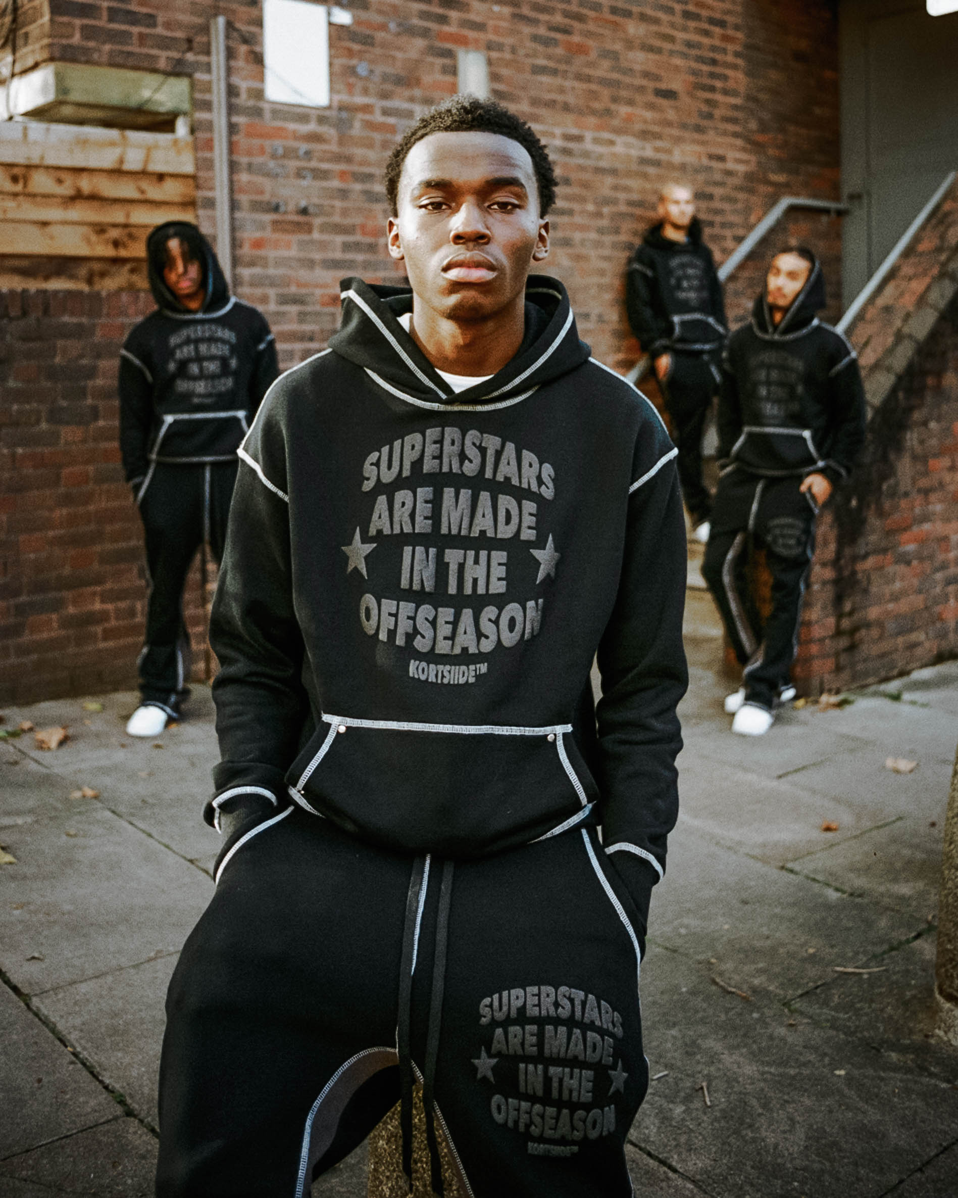 Model view of kortsiide Superstar Stitched Flared Triple Black Sweatpants