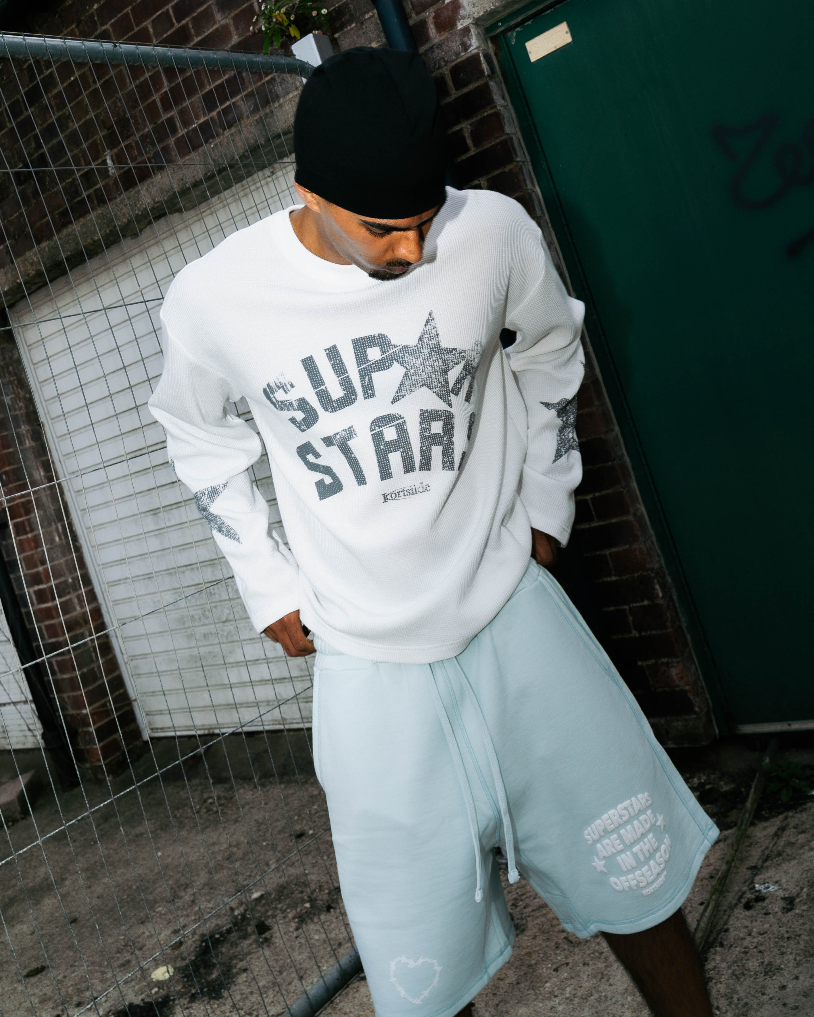 Model  view of kortsiide Superstar Era Waffle L/S White Sweatshirts