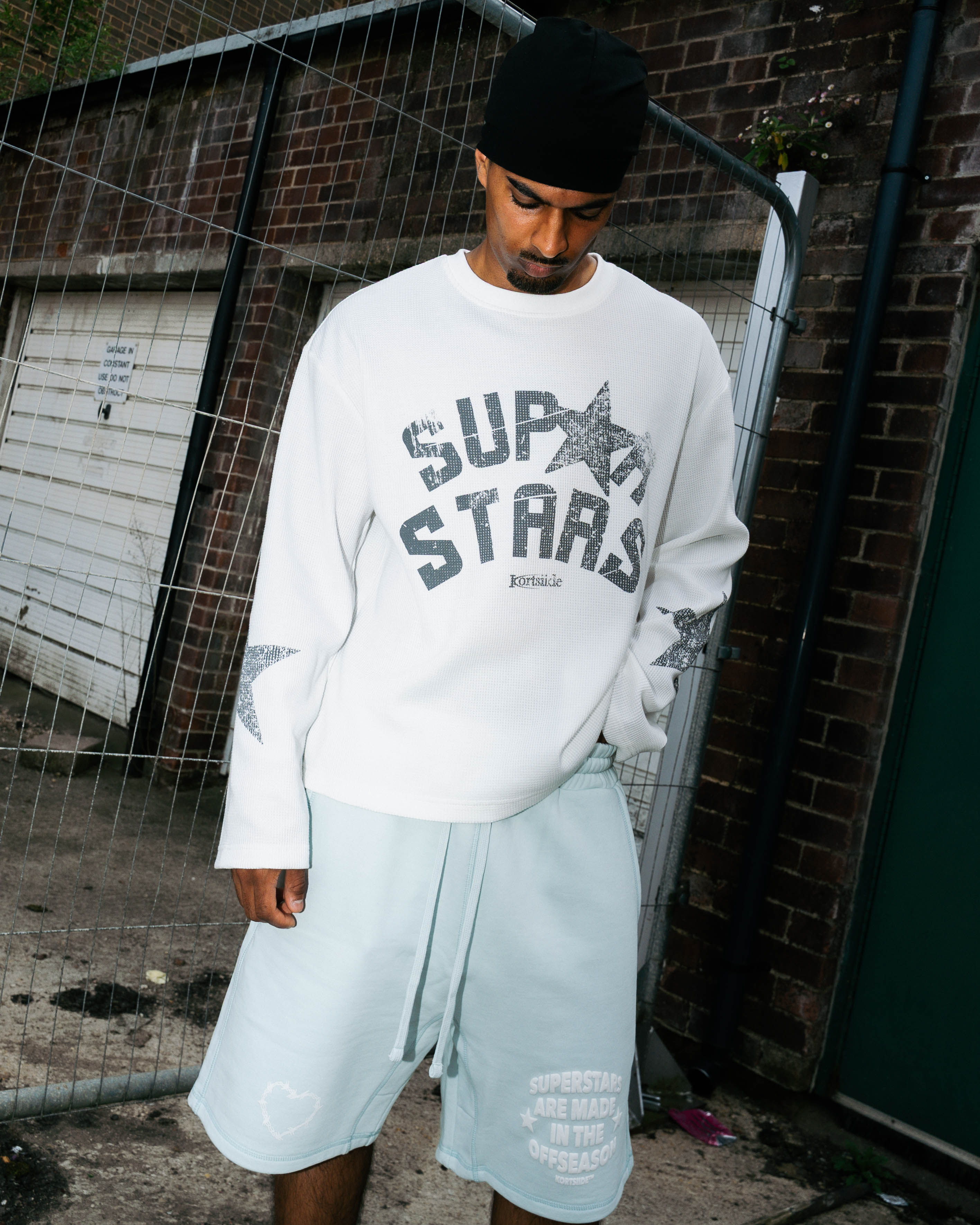 Model view of kortsiide Superstar Era Waffle L/S White Sweatshirts
