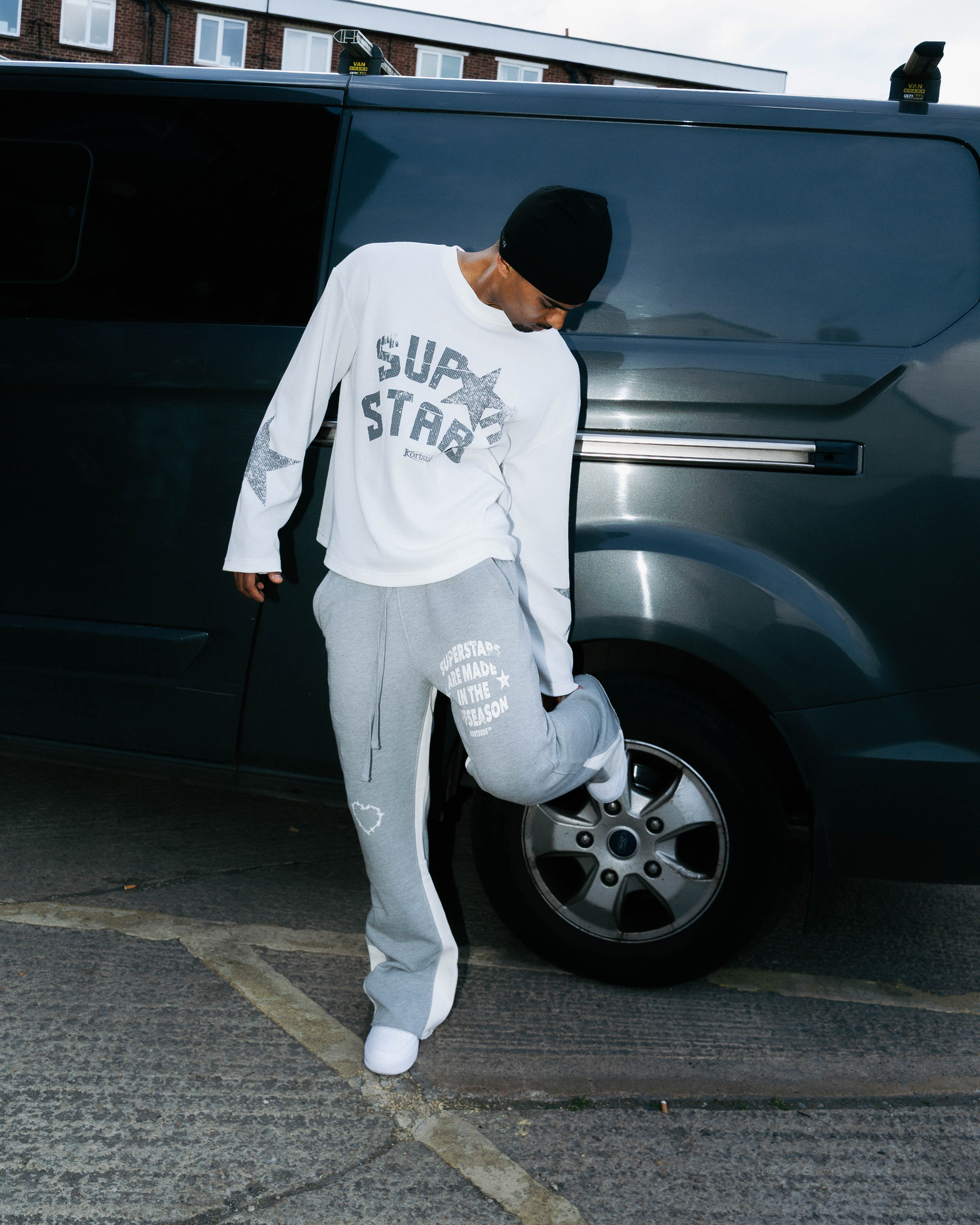 Model view of kortsiide Superstar Flared Marl Grey Sweatpants