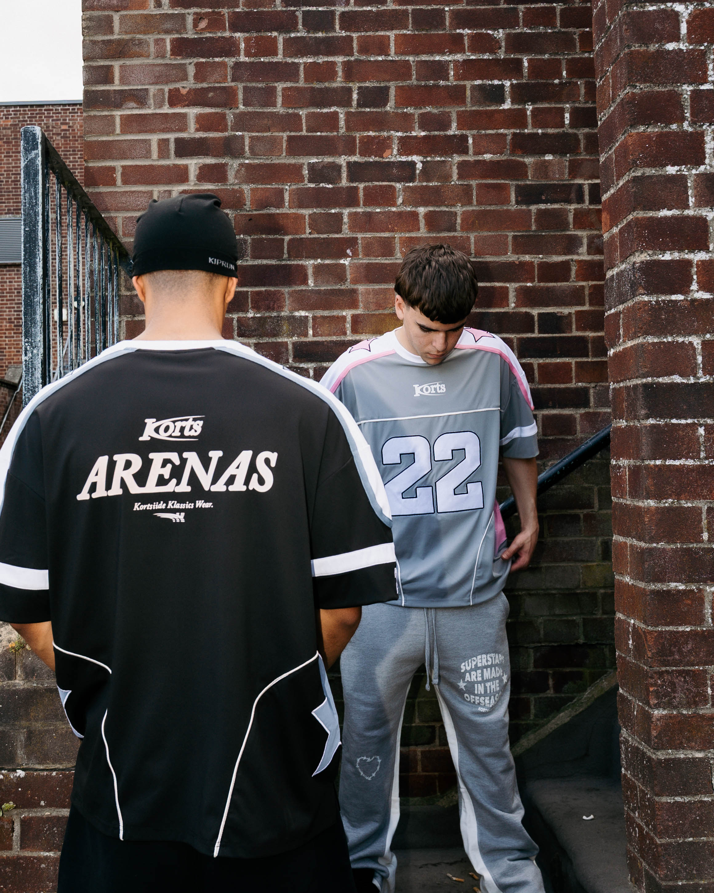 Model back view of kortsiide Arenas Jersey Black T-Shirt