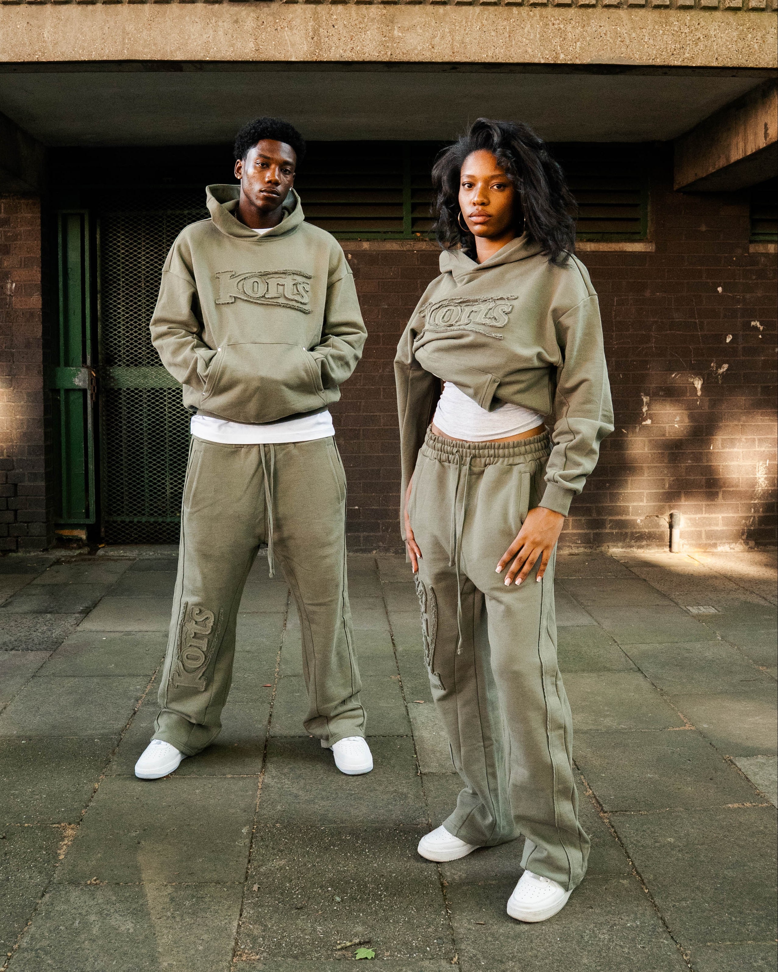 Model view of kortsiide Korts Patchwork Khaki Sweatpants