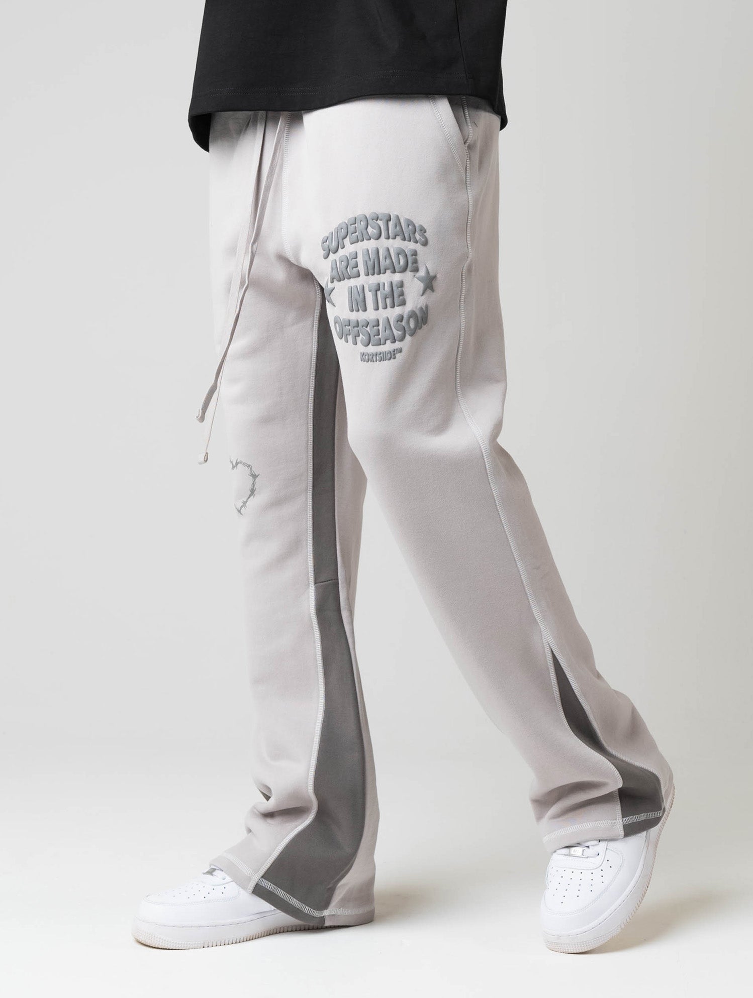 Model view of kortsiide Superstar Stitched Flared Dusk Grey Sweatpants