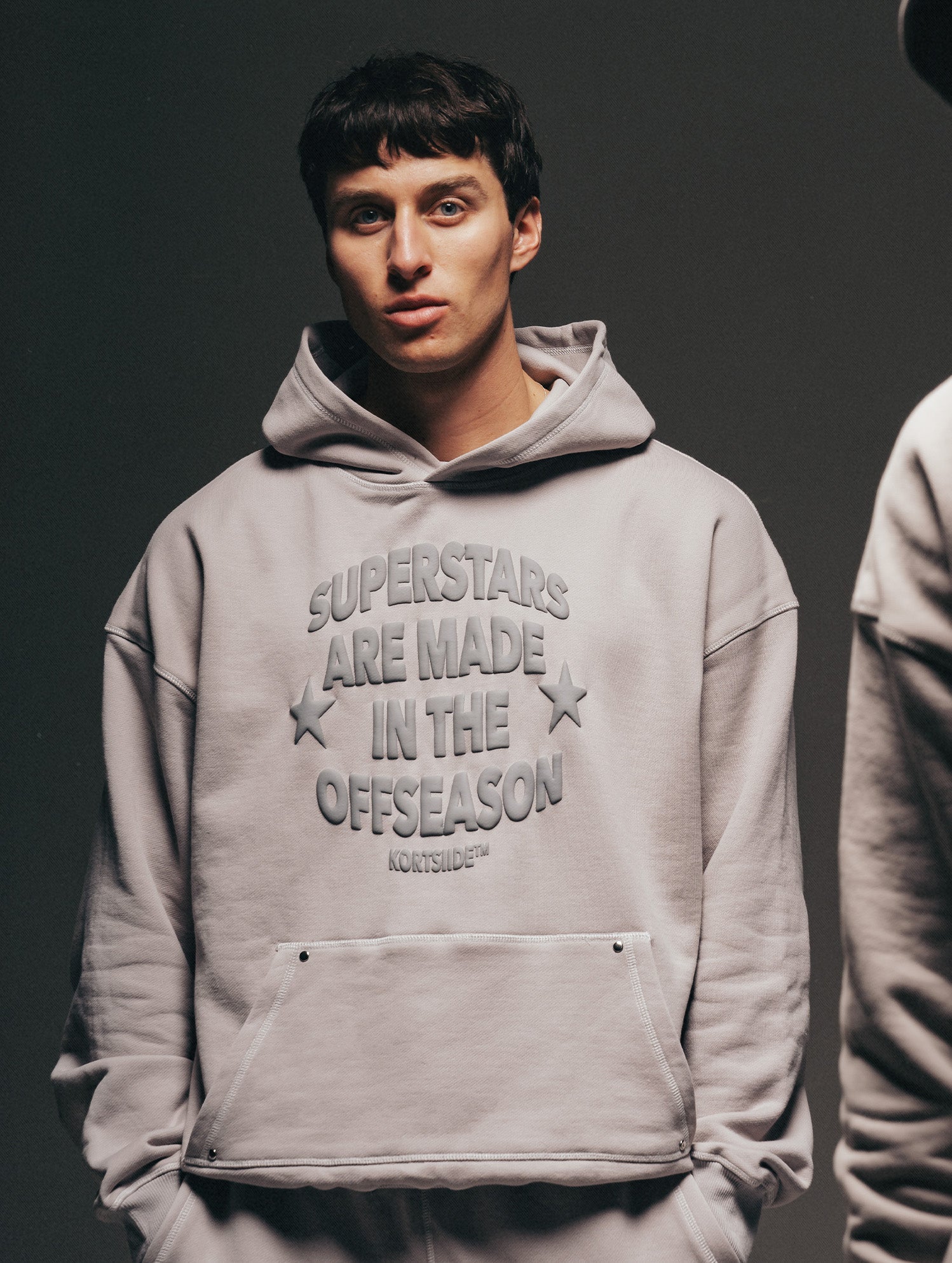 Model view of kortsiide Superstar Stitched Dusk Grey Hoodie