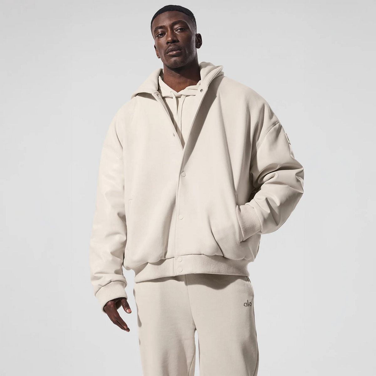 alo yoga メンズ　パフォーマンスジャケット Alo Yoga Select Hooded Bone Bomber Jacket |
