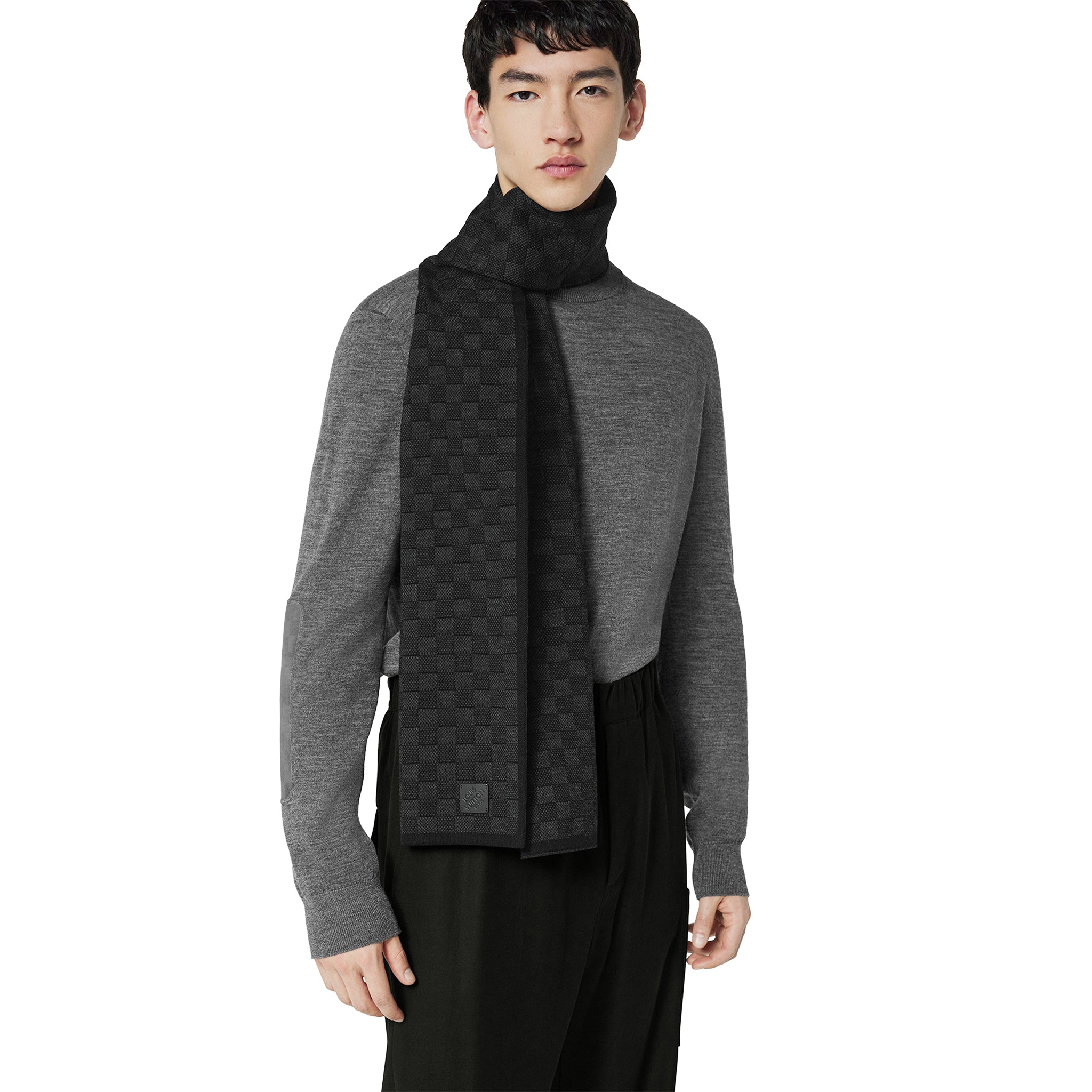 Model scarf view of Louis Vuitton Néo Petit Damier Anthracite Beanie & Scarf NVPROD3920087V