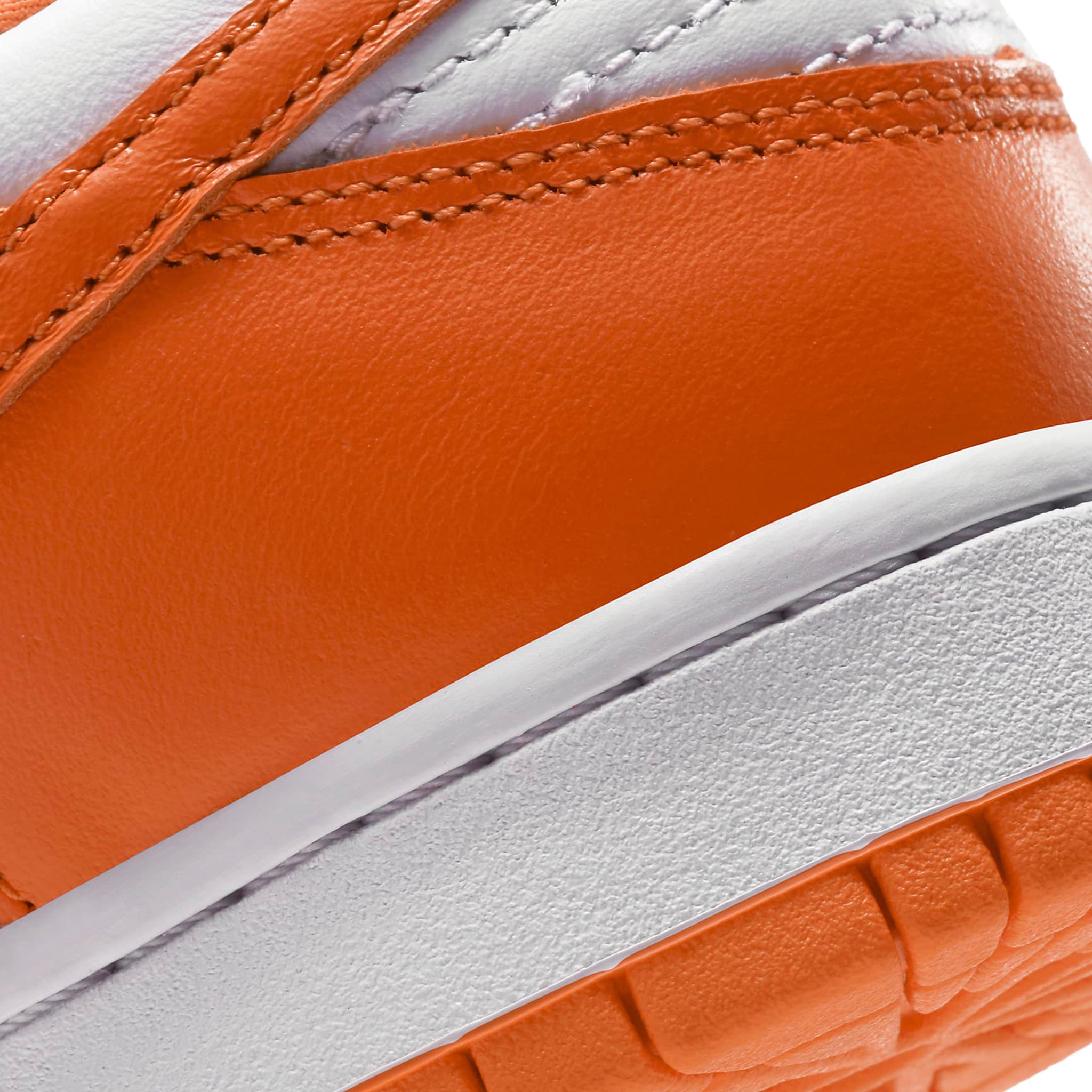Back view of Nike Dunk Low Syracuse (2020/2022) CU1726-101