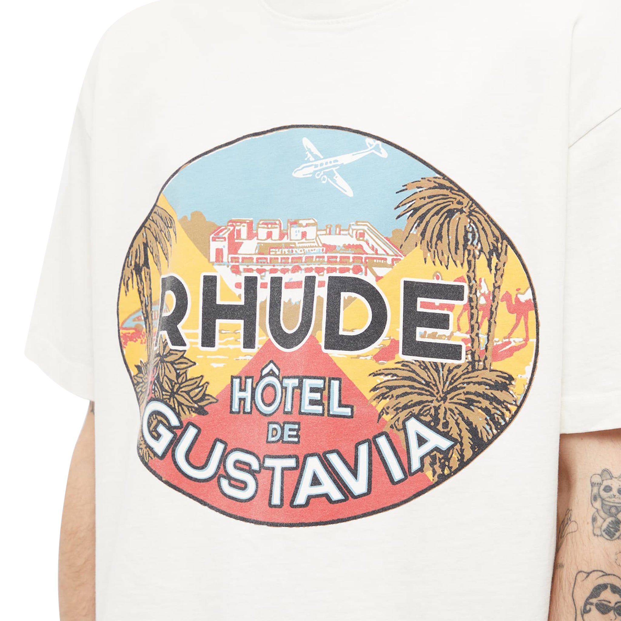 model view of Rhude Hotel De Gustavia Vintage White T Shirt RHSS23TT298376110611